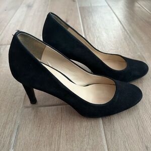 Nine West Black Suede Round Toe Pumps - Size 7